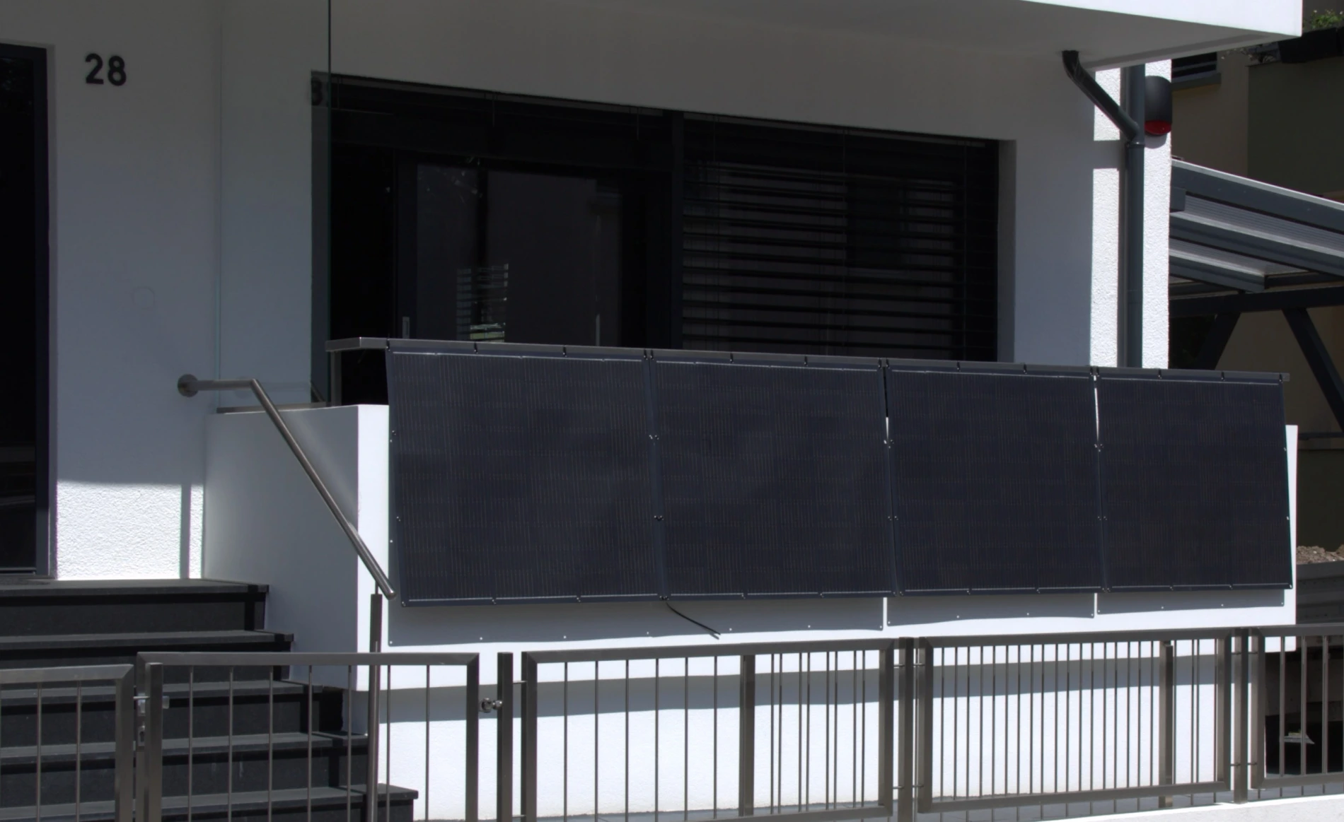 Balkonkraftwerk mit vier waagerecht montierten PV-Modulen an einem Balkon