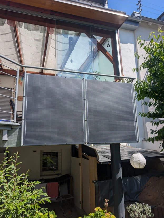 Balkonkraftwerk mit zwei senkrecht montierten PV-Modulen an einem Balkongeländer