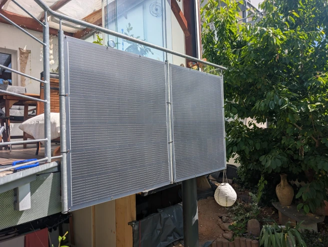 PV-Module eines Balkonkraftwerks in einer realen Montagesituation